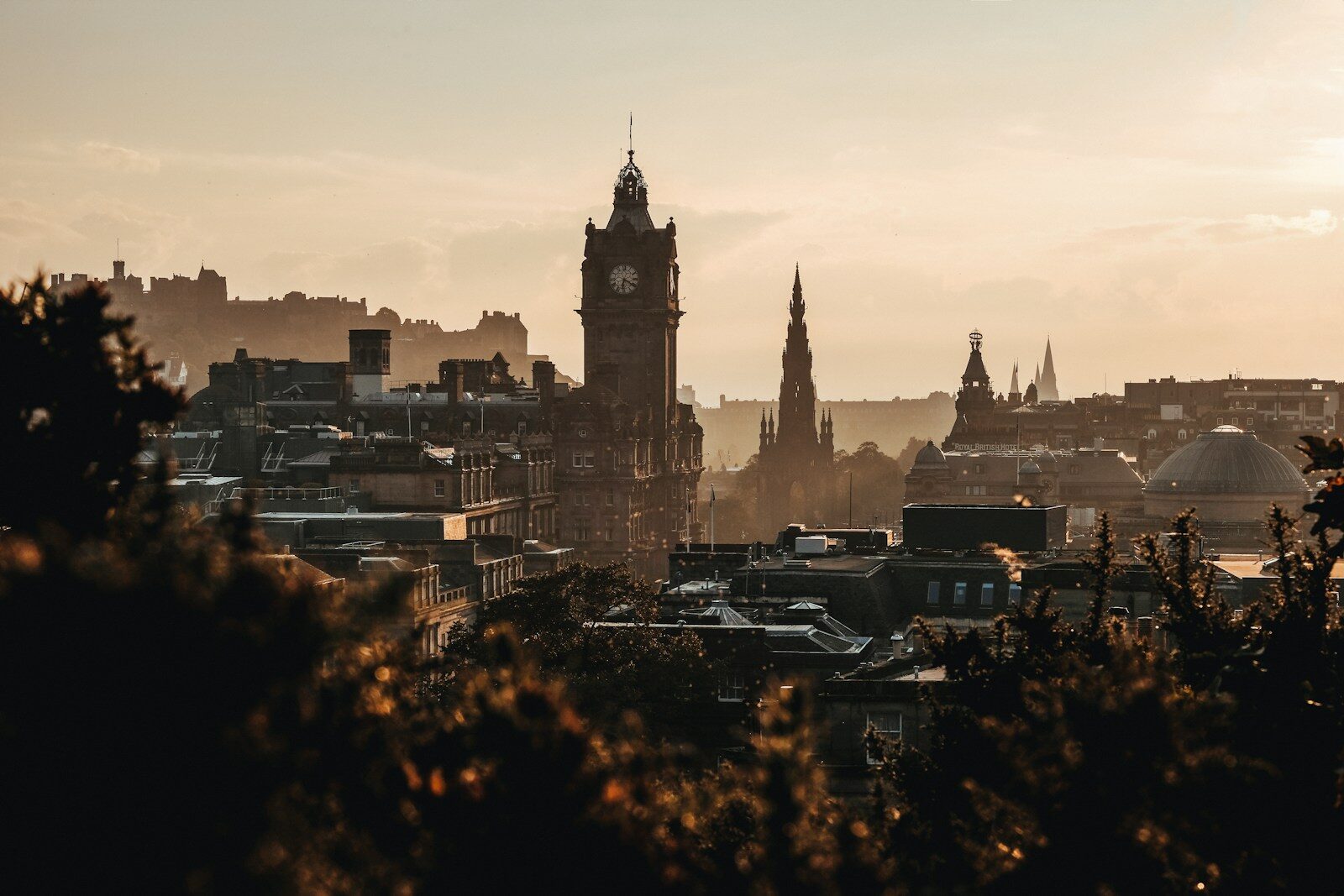 Edinburgh putovanje 2026: Što posjetiti (Povijest, legende i najbolji pubovi)